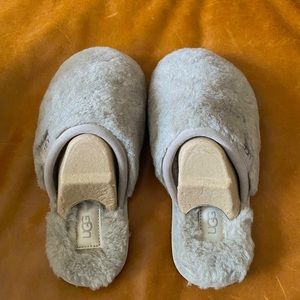 New with box UGG fluffette slippers. Size 7. Grey.
